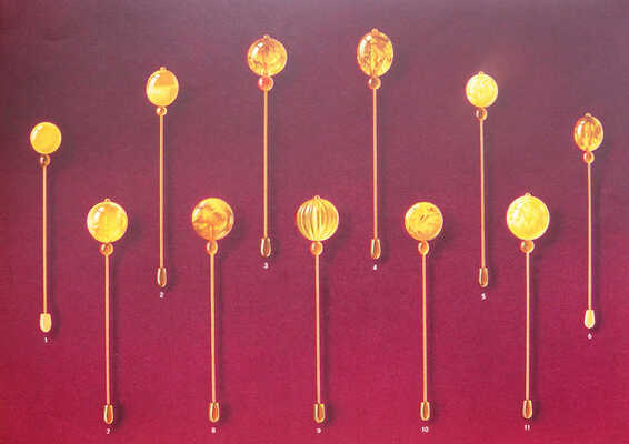 Каталог изделий из янтаря. Калининград: Янтарный комбинат; Внешторгиздат, 1960.